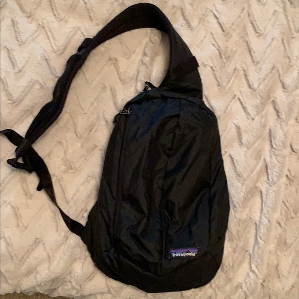COPY - Patagonia black hole sling bag